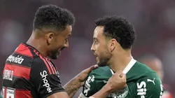 - Danilo jogador do Flamengo disputa lance com Felipe Anderson jogador do Palmeiras