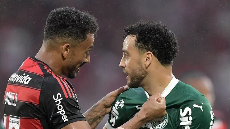 - Danilo jogador do Flamengo disputa lance com Felipe Anderson jogador do Palmeiras