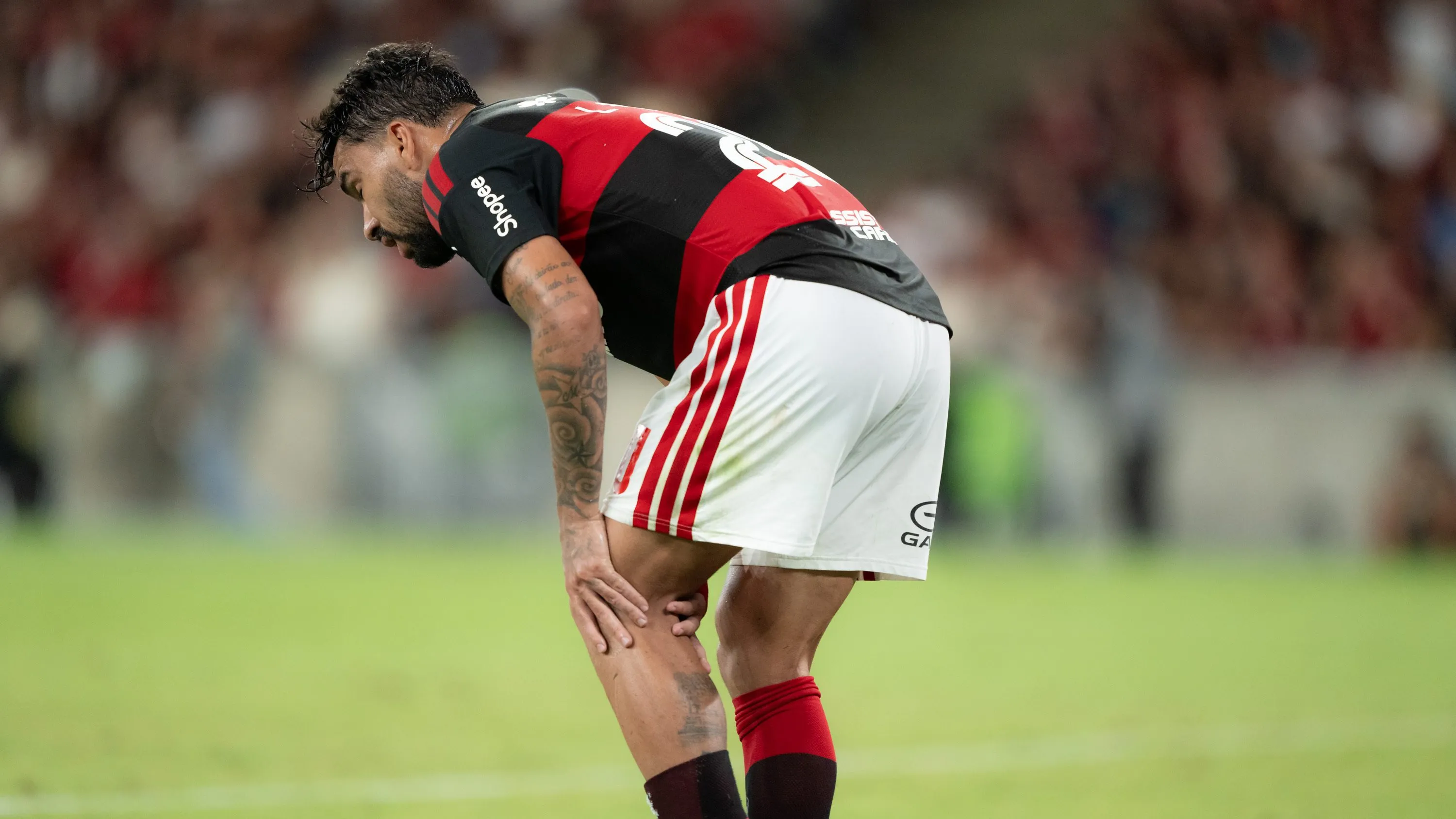Lucas Paquetá sente a lesão durante partida contra o Bahia. Foto: Jorge Rodrigues/AGIF