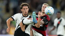 - Varela jogador do Flamengo disputa lance com Nuno Moreira