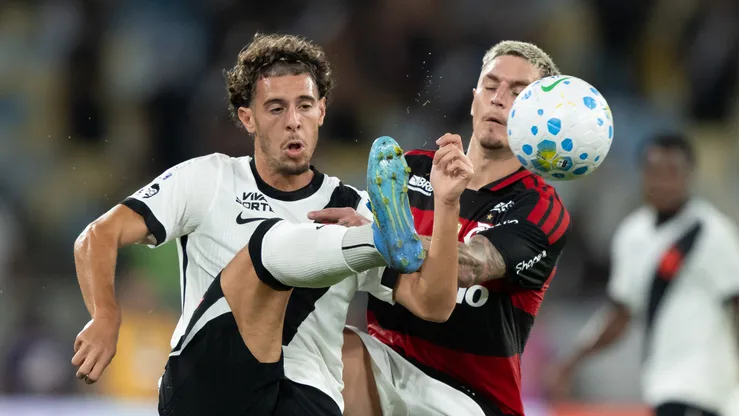 - Varela jogador do Flamengo disputa lance com Nuno Moreira
