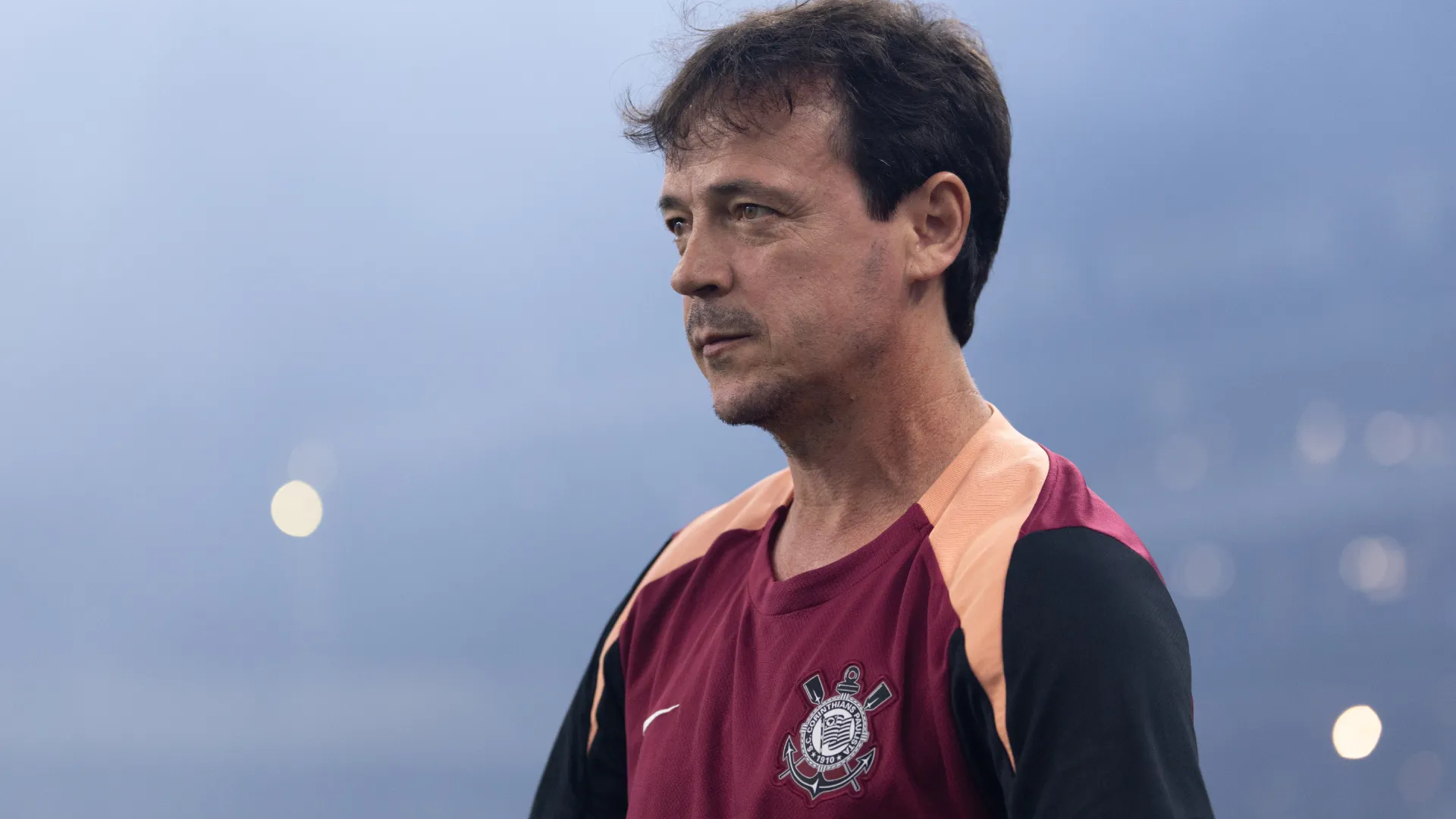 Fernando Diniz no comando técnico do Corinthians – Foto: Ettore Chiereguini/AGIF