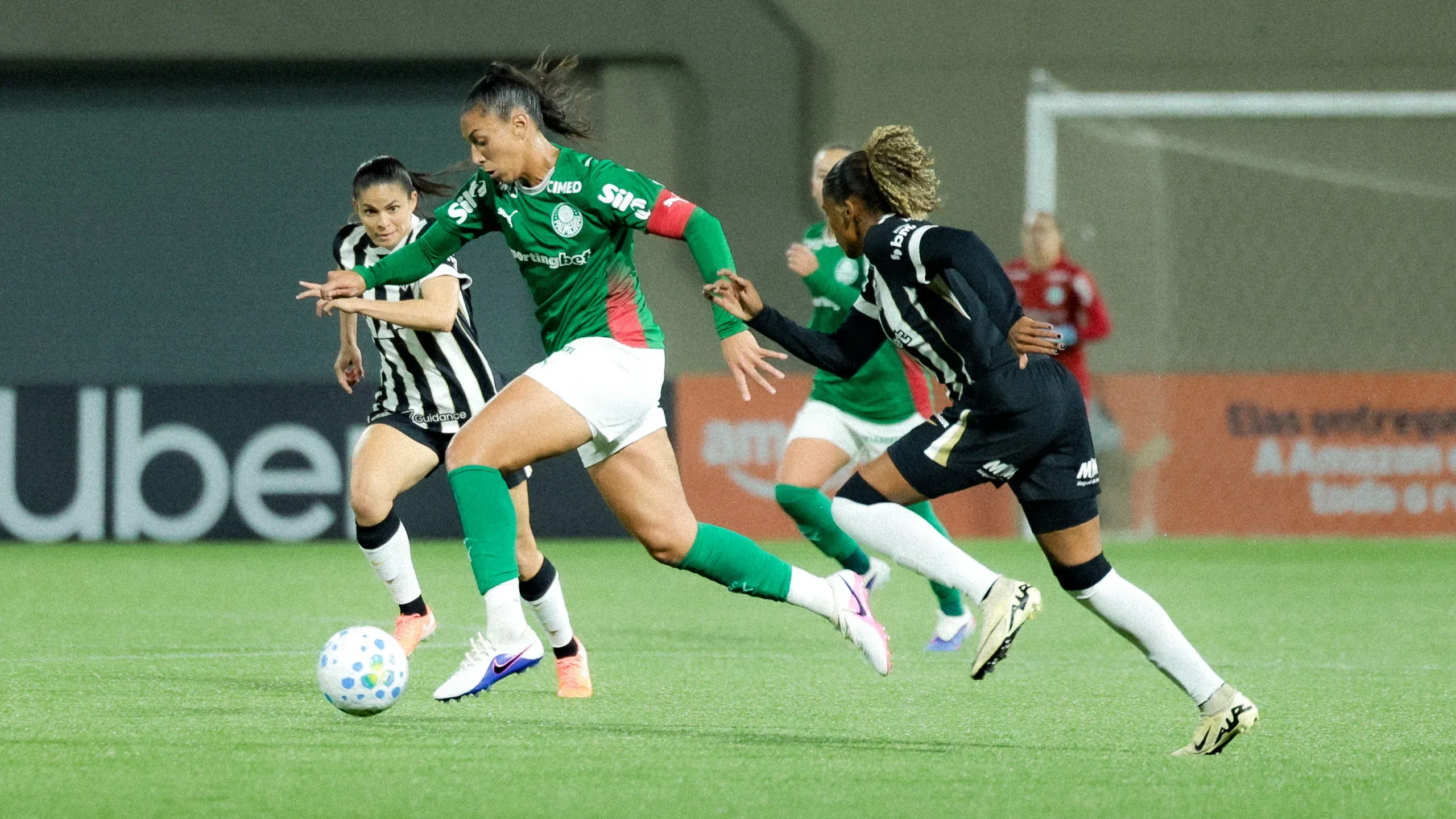 Bia Zaneratto em dividida com Atlético-MG em jogo do Brasileirão Feminino
