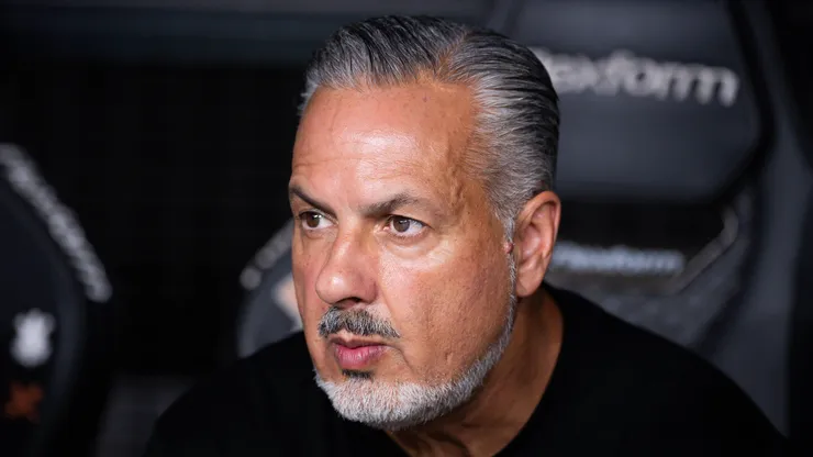 José Boto é quem conduz as negociações por Ryan Roberto