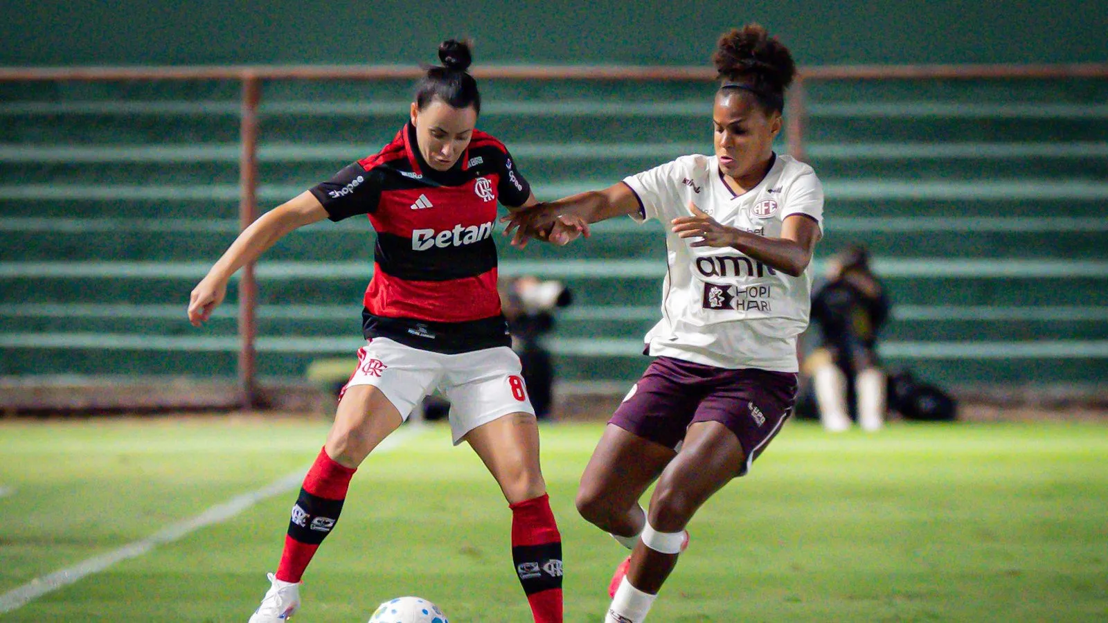 Jogadoras da Ferroviária e Flamengo em jogo do Brasileirão Feminino