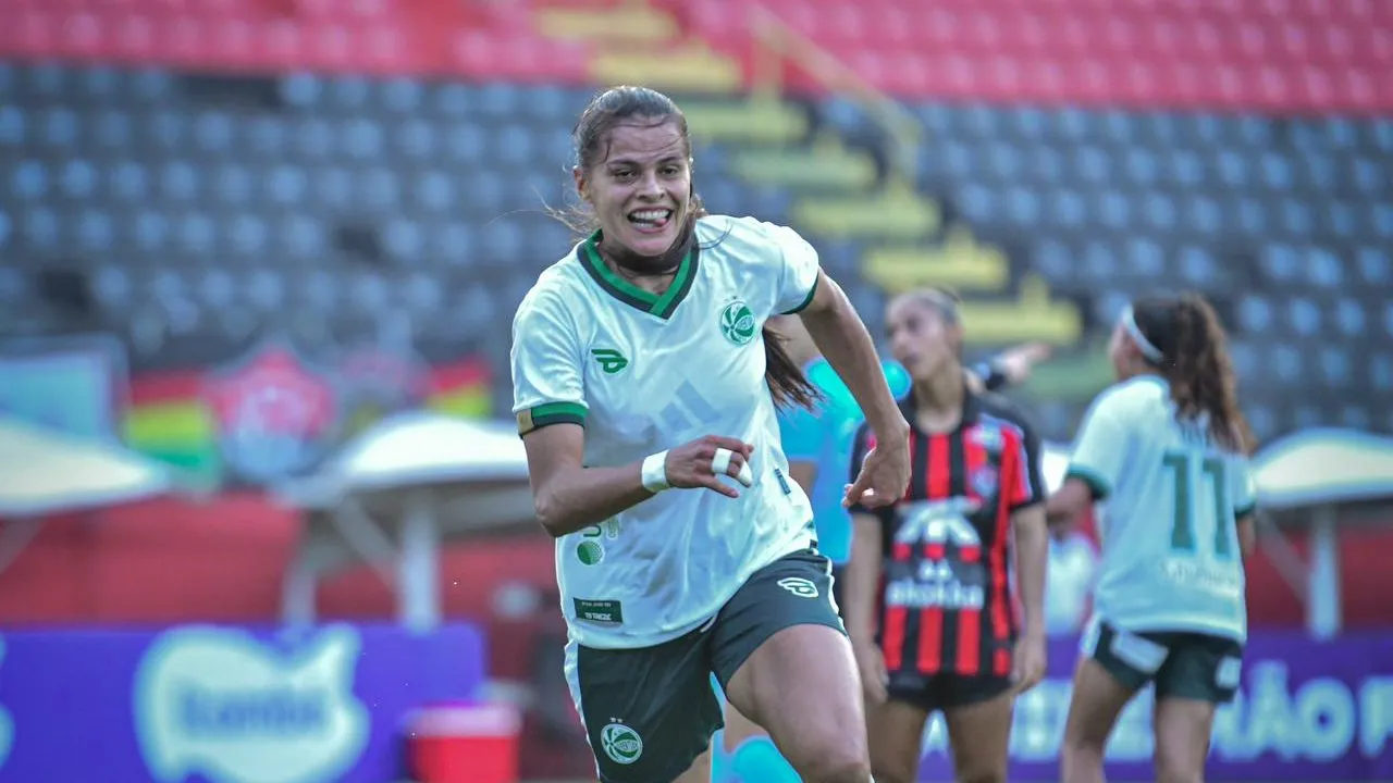 Jogadora do Juventude celebra gol contra o Vitória