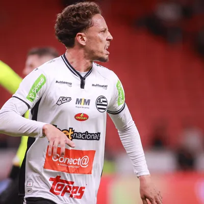 Ian Luccas, do Athletic-MG, marca contra o Internacional