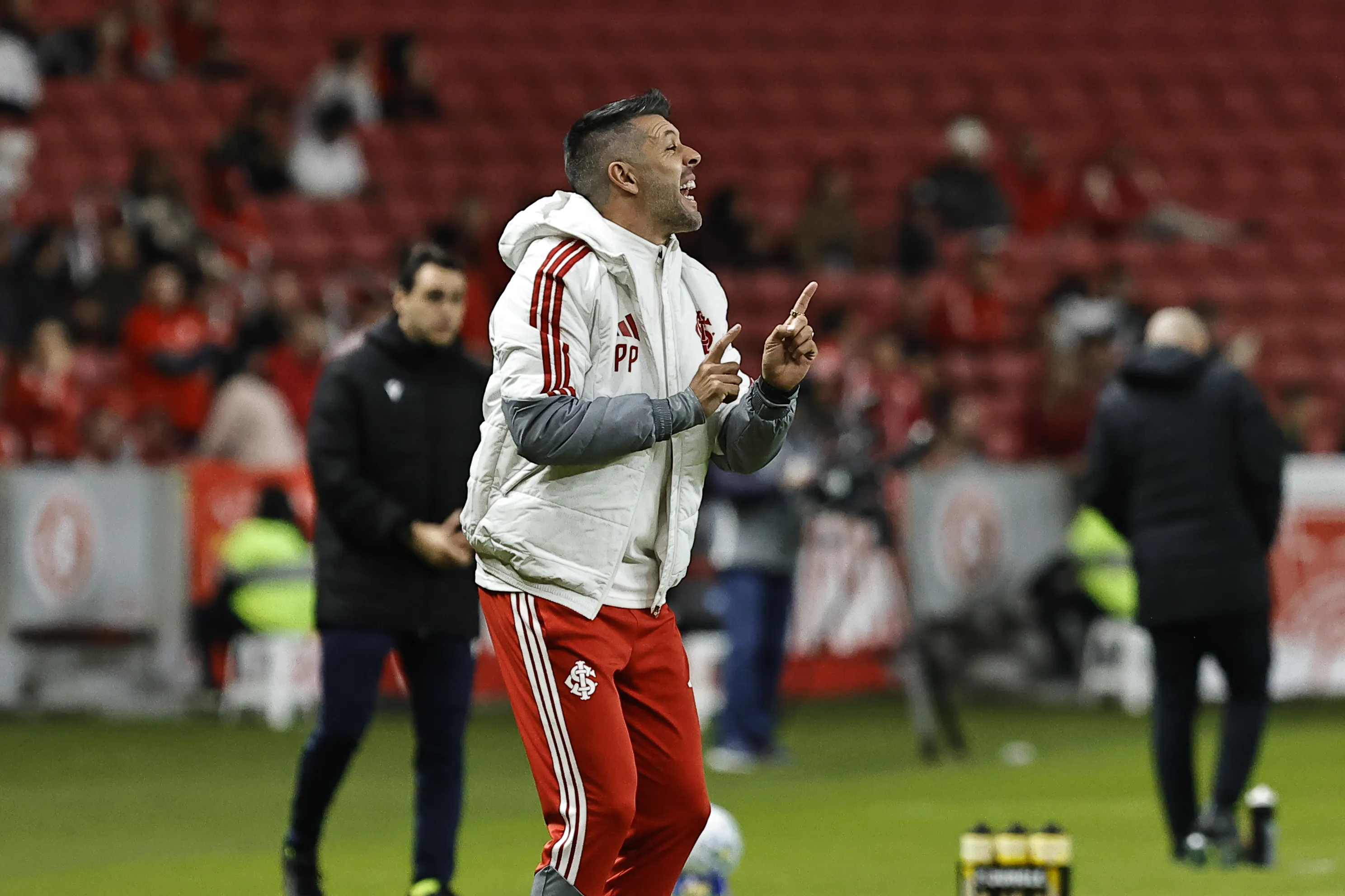 RS – PORTO ALEGRE – 12/05/2026 – COPA DO BRASIL 2026, INTERNACIONAL X ATHLETIC CLUB – Paulo Pezzolano tecnico do Internacional durante partida contra o Athletic Club no estadio Beira-Rio pelo campeonato Copa Do Brasil 2026. Foto: Roberto Vinicius/AGIF