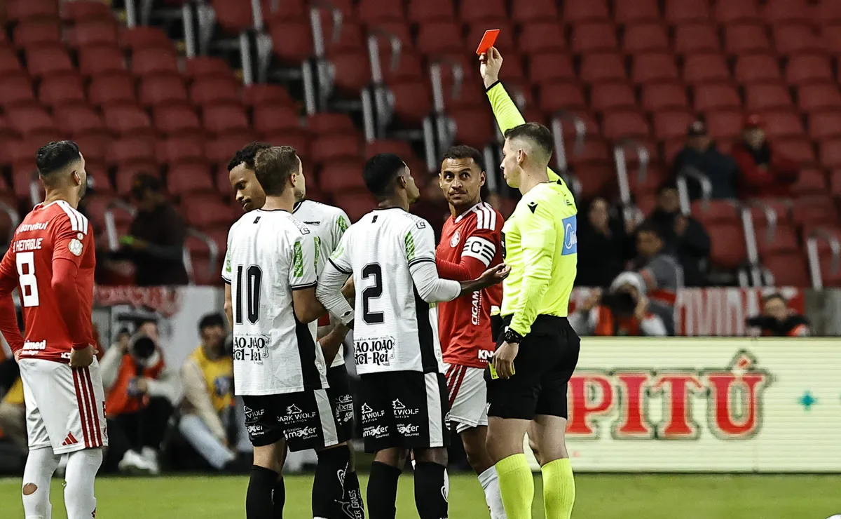 Vídeo: VAR auxilia Lucas Casagrande na expulsão de Gian Cabezas em Internacional x Athletic