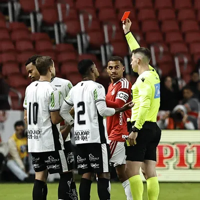 Vídeo: Expulsão em Inter x Athletic gera grande debate