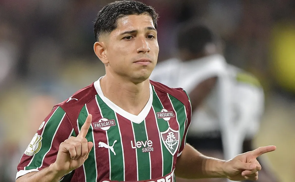 Savarino marca de pênalti e coloca o Fluminense em vantagem contra o Operário no Maracanã