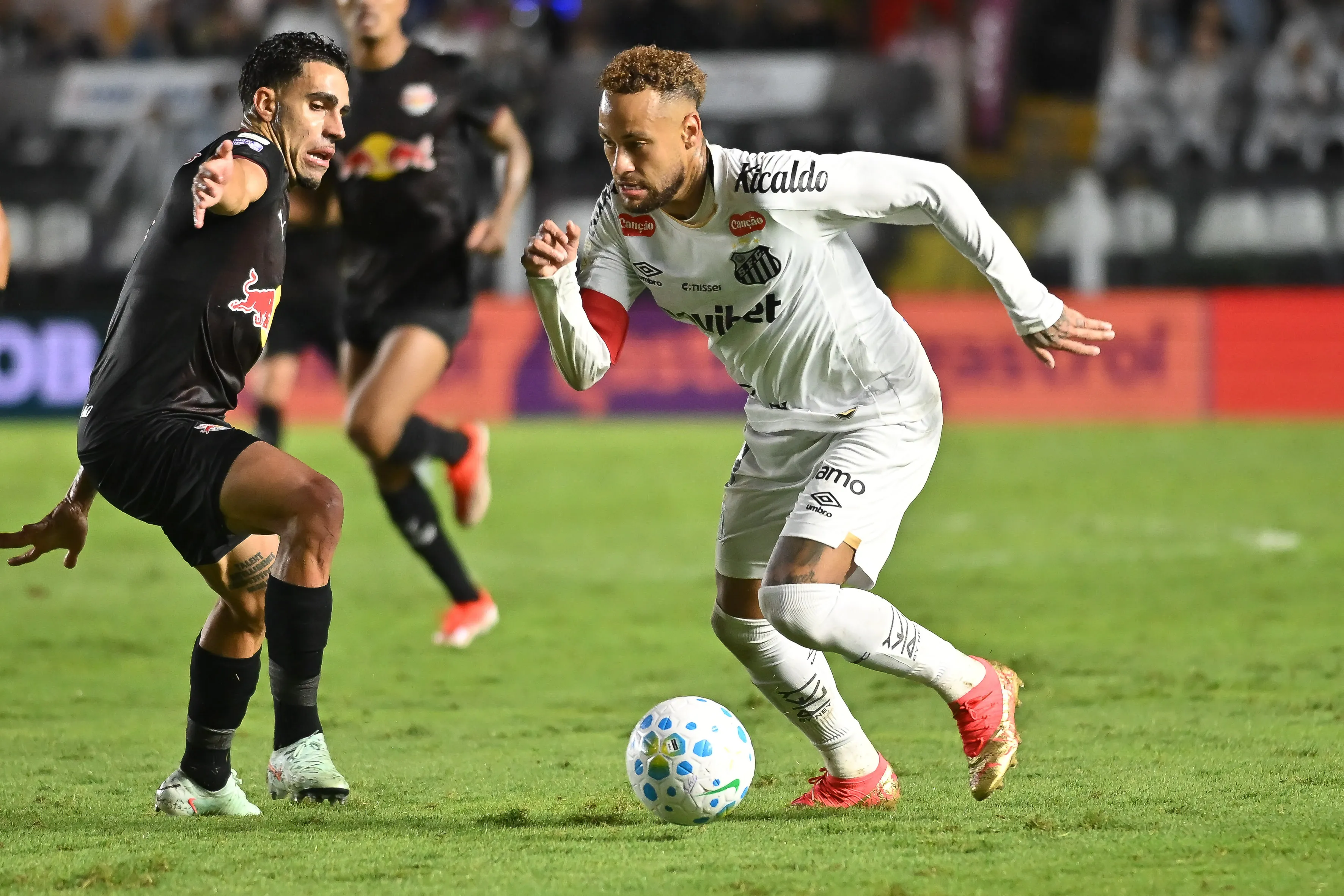 Neymar jogador do Santos disputa lance com Gabriel jogador do Bragantino durante partida no estadio Vila Belmiro pelo campeonato Brasileiro A 2026. Foto: Jota Erre/AGIF