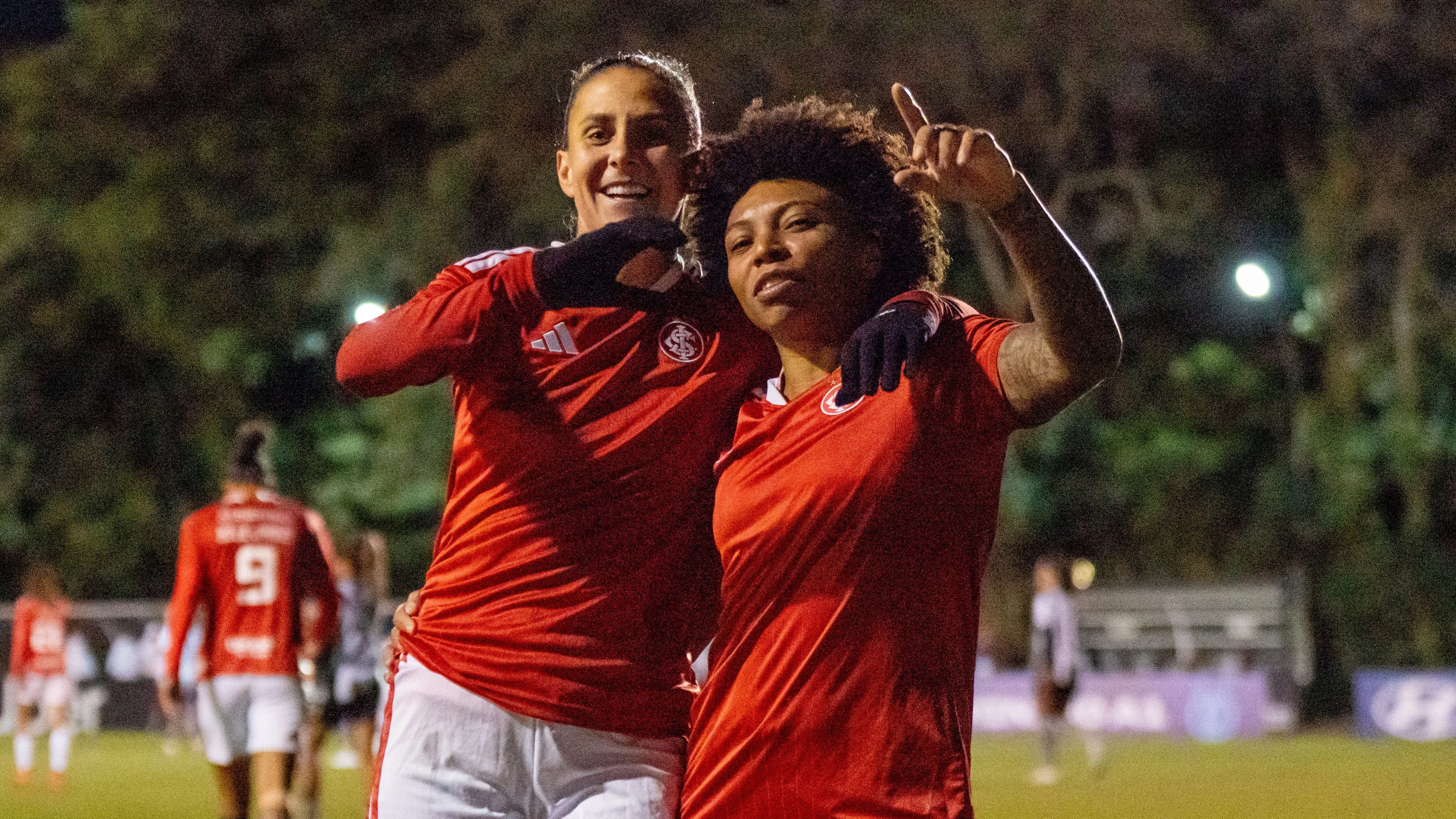 Darlene e Valeria em jogo do Brasileirão Feminino