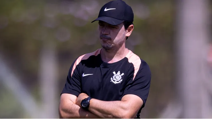 Fernando Diniz tem uma ideia sólida sobre manutenção do elenco e vendas no Timão - Foto: Agência Corinthians - Rodrigo Coca