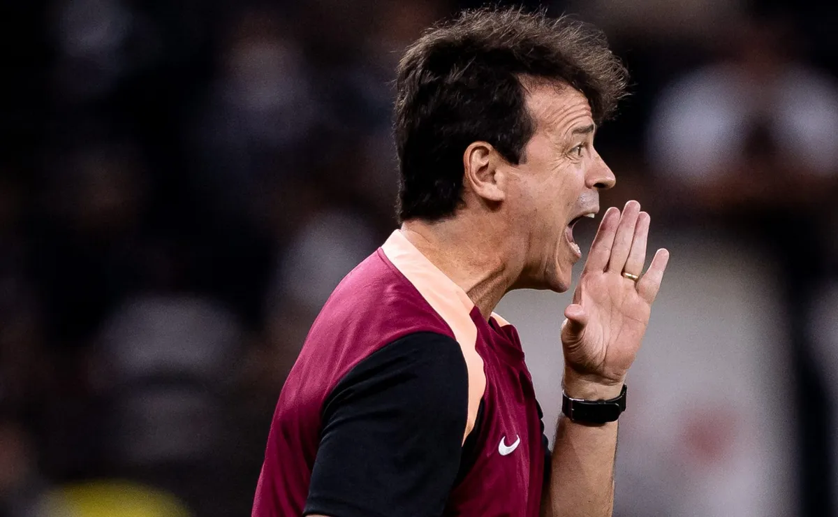 Diniz aposta em força máxima e Corinthians perde do Platense em noite de muitos erros