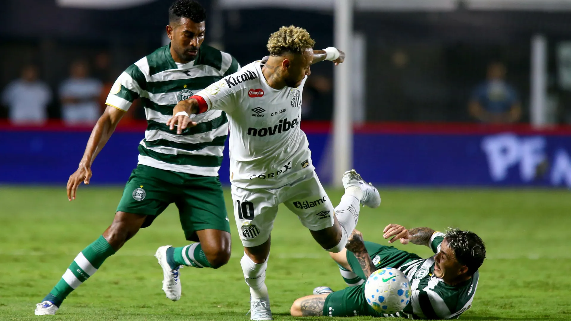 Neymar durante a partida entre Santos e Coritiba – Foto: Mauricio De Souza/AGIF