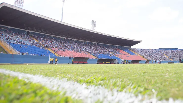 Palco do jogo de logo mais a noite
