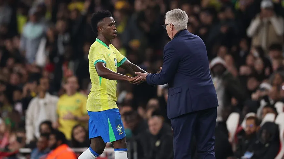 Vini e Ancelotti na Seleção. Foto: Ryan Pierse/Getty Images