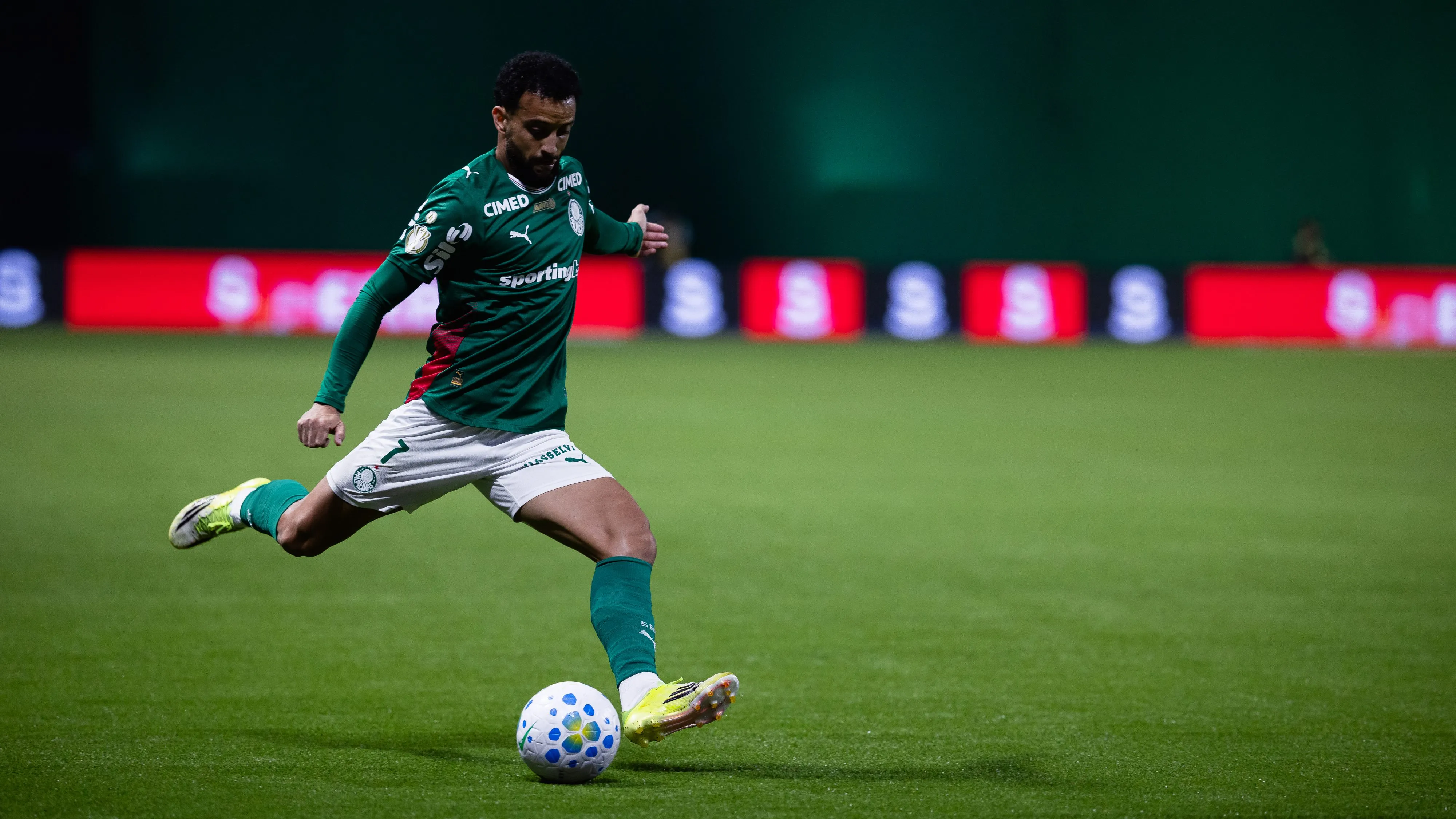 Felipe Anderson não rendeu o esperado até aqui pelo Palmeiras - Foto: Ettore Chiereguini/AGIF.
