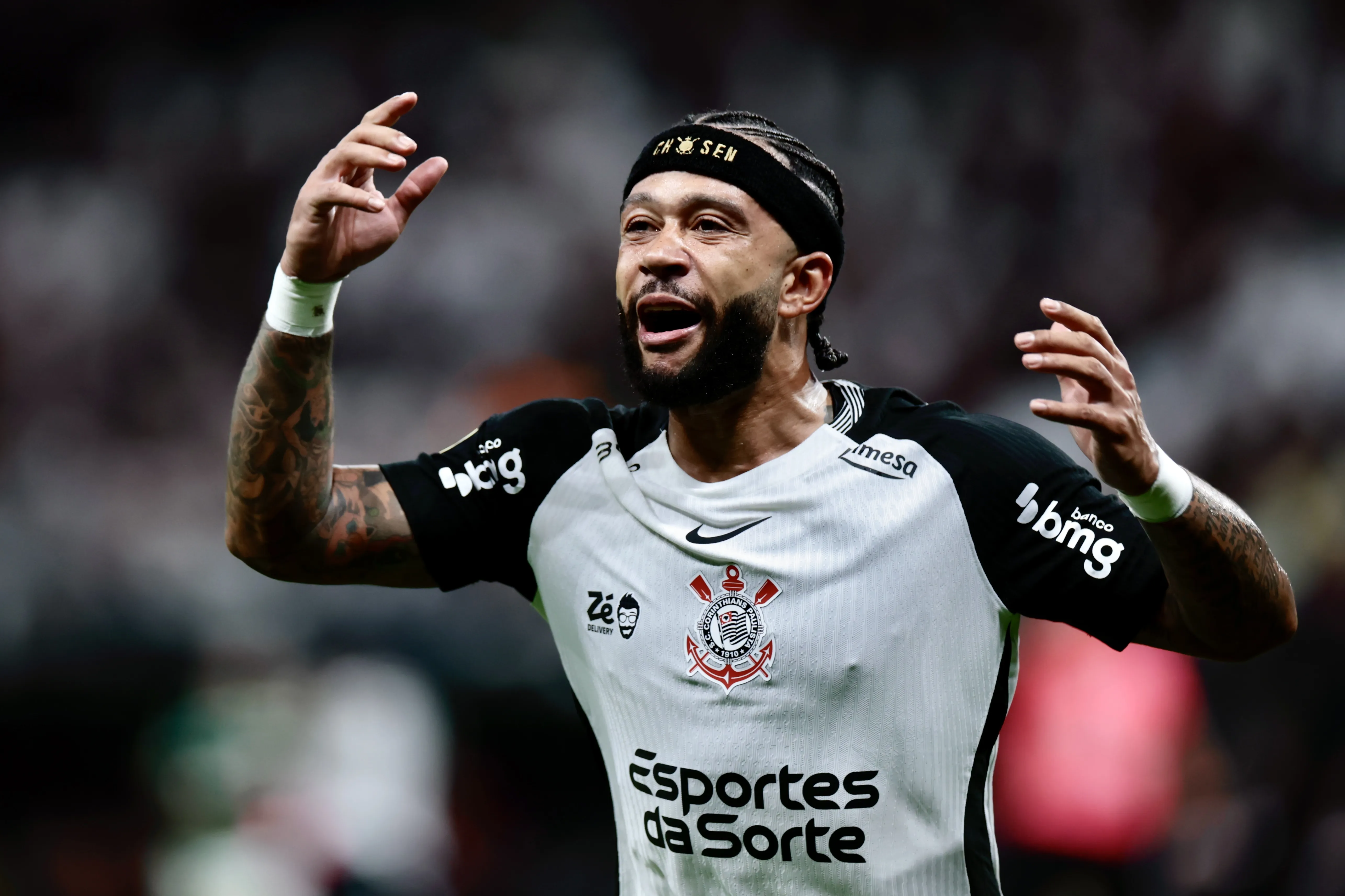 Memphis Depay ainda tem futuro incerto - Foto: Marcello Zambrana/AGIF.