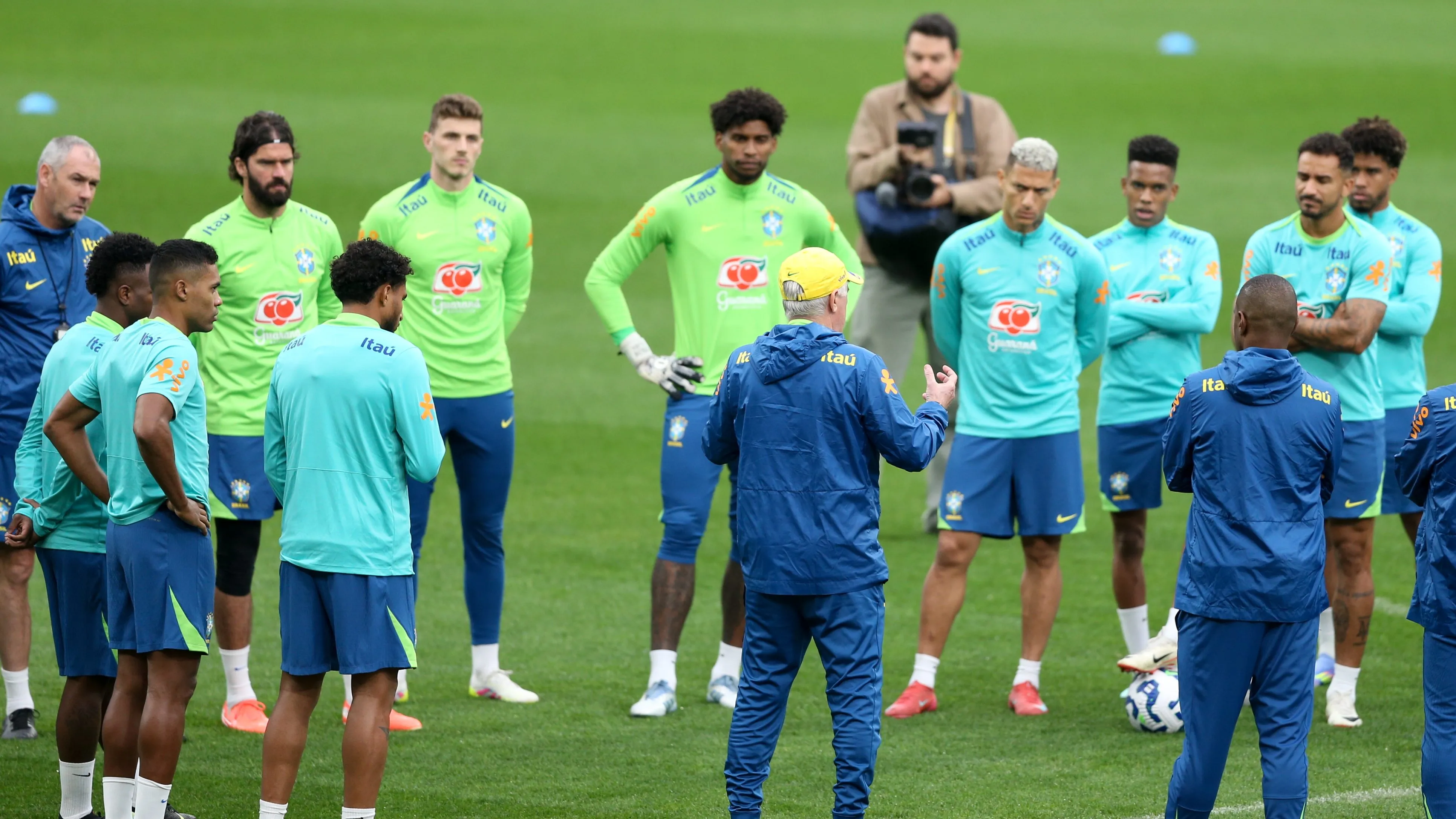 Carlo Ancelotti conversa com o grupo da Seleção BrasileiraFoto: Marlon Costa/AGIF
