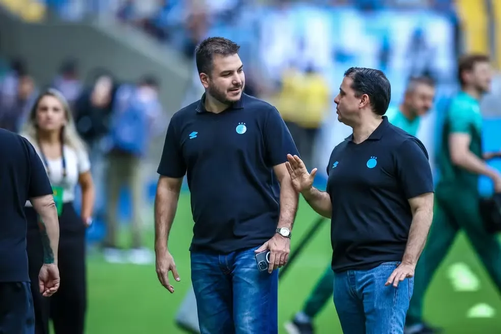 Head scout Hugo Ribeiro (à direita) deixa o Grêmio após pouco mais de três meses de trabalho — Foto: Lucas Uebel / Grêmio / Divulgação