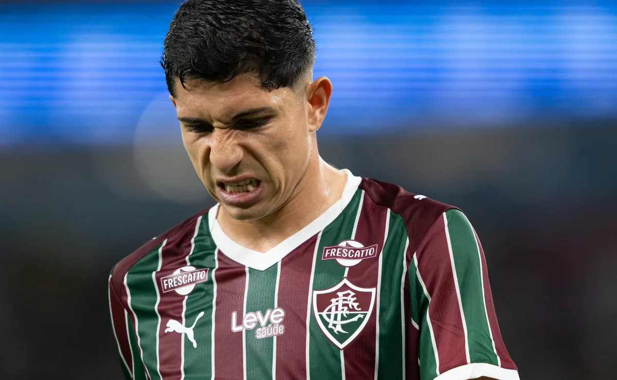 Savarino lamenta vaias da torcida após vitória do Fluminense por 2 a 1