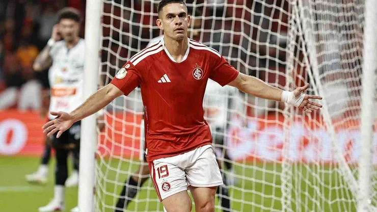 Rafael Borré (Internacional) celebrando seu gol contra o Athletic Club-MG, no dia 12.05.2026. Foto: Associated Press / Alamy