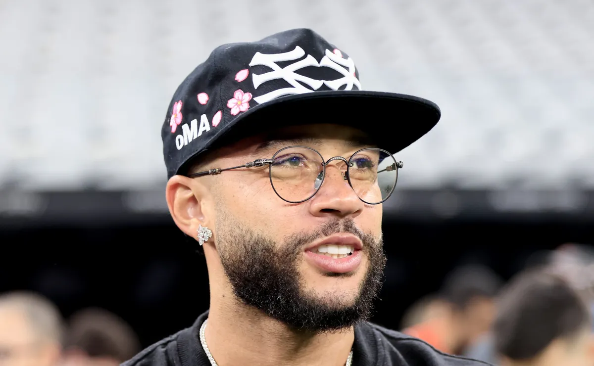 Memphis Depay deverá retornar apenas contra o Peñarol e motivo envolve o gramado sintético