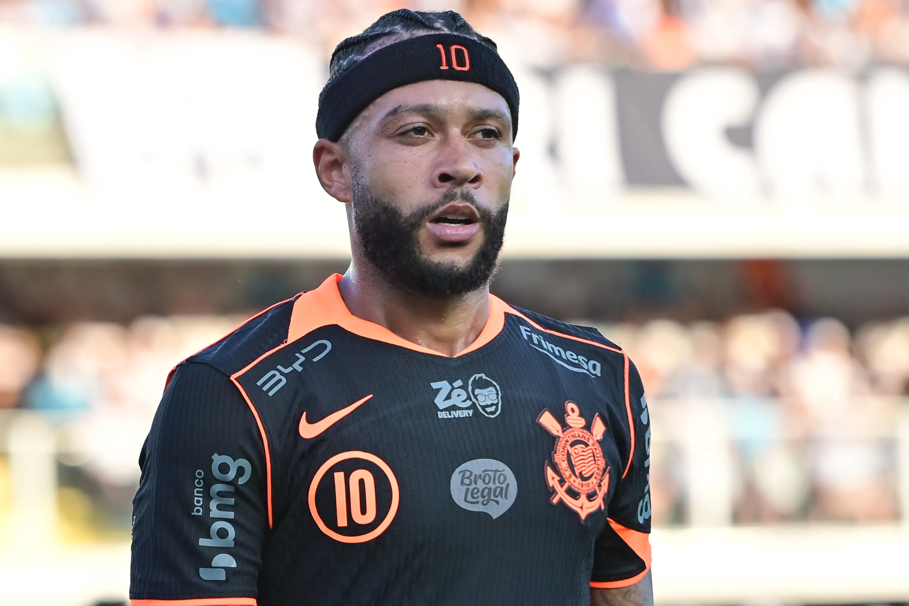 Memphis Depay jogador do Corinthians durante partida contra o Santos no estadio Vila Belmiro pelo campeonato Brasileiro A 2026. Foto: Jota Erre/AGIF