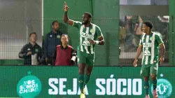 Bolasie (Chapecoense) celebrando seu gol contra o Bragantino, no dia 03.05.2026. Foto: Associated Press / Alamy