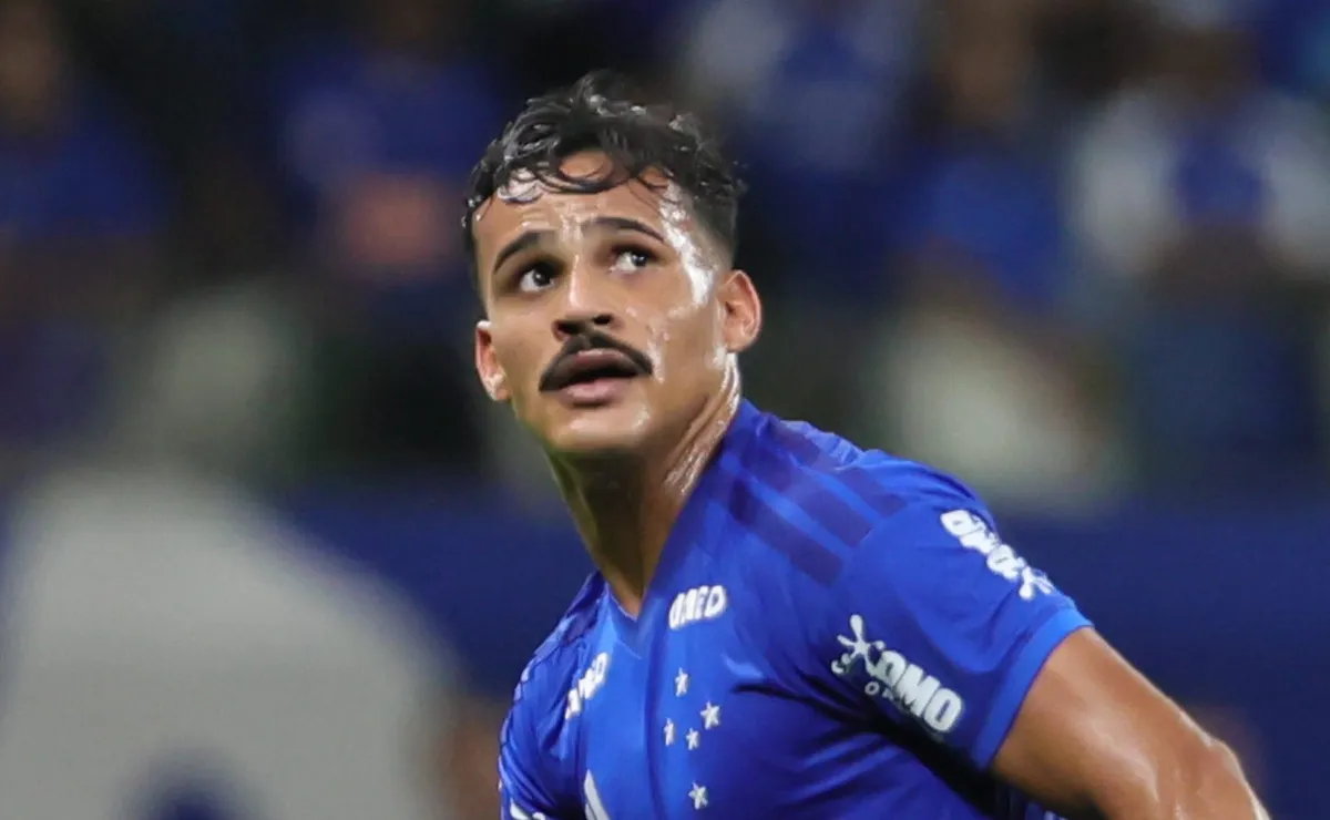 Kaiki Bruno vive impasse no Cruzeiro com renovação, e Pedrinho já ‘mapeia’ o Mercado por substitutos