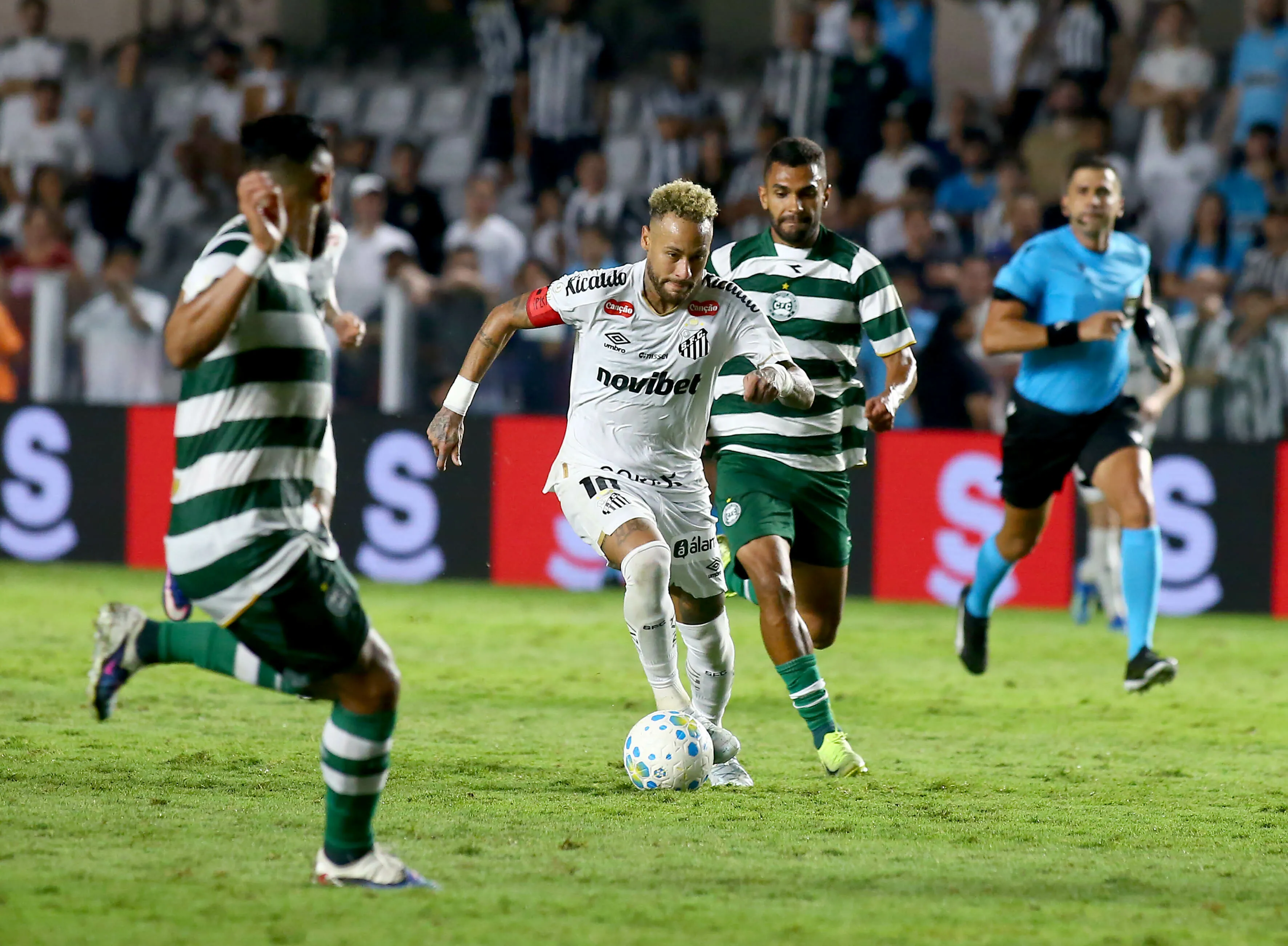 Santos x Coritiba na Vila Belmiro. Foto: Mauricio De Souza/AGIF