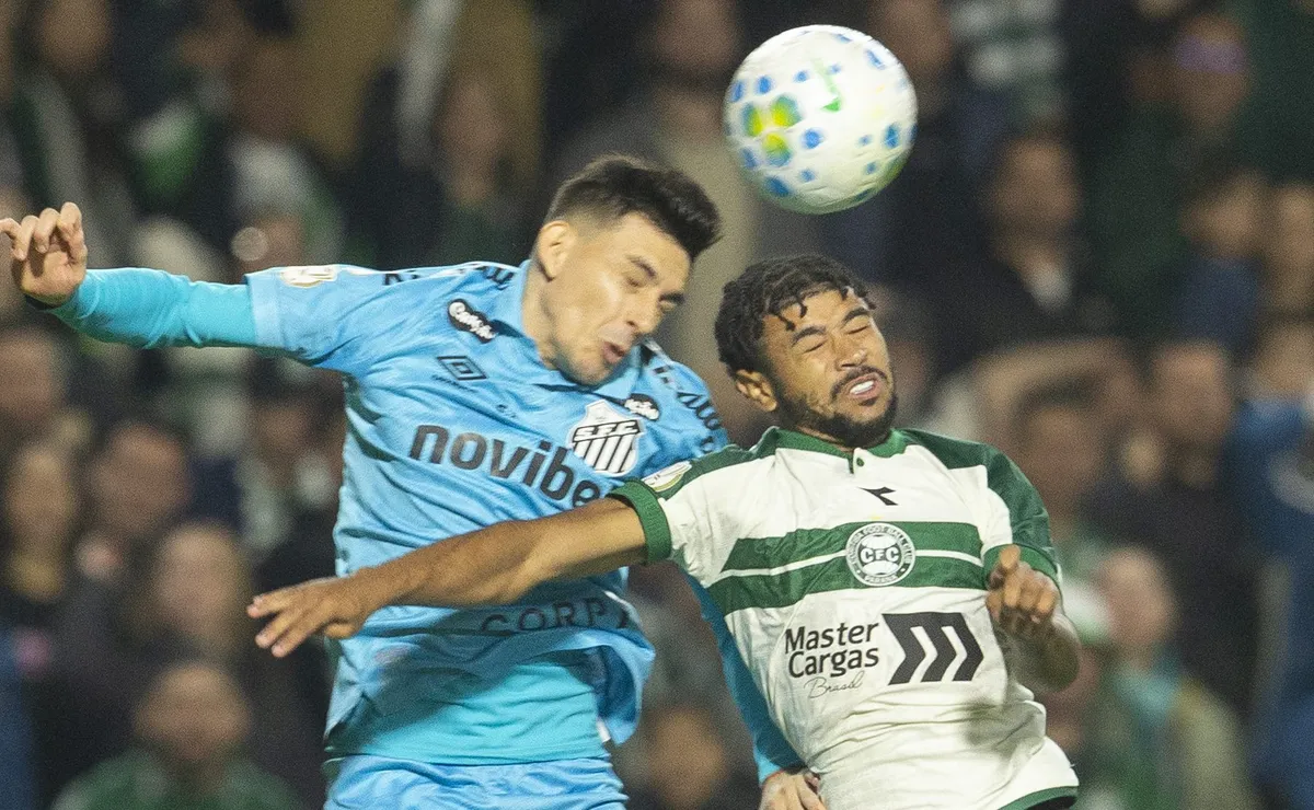João Schmidt sente lesão, deixa jogo cedo e preocupa o Santos após vitória sobre o Coritiba