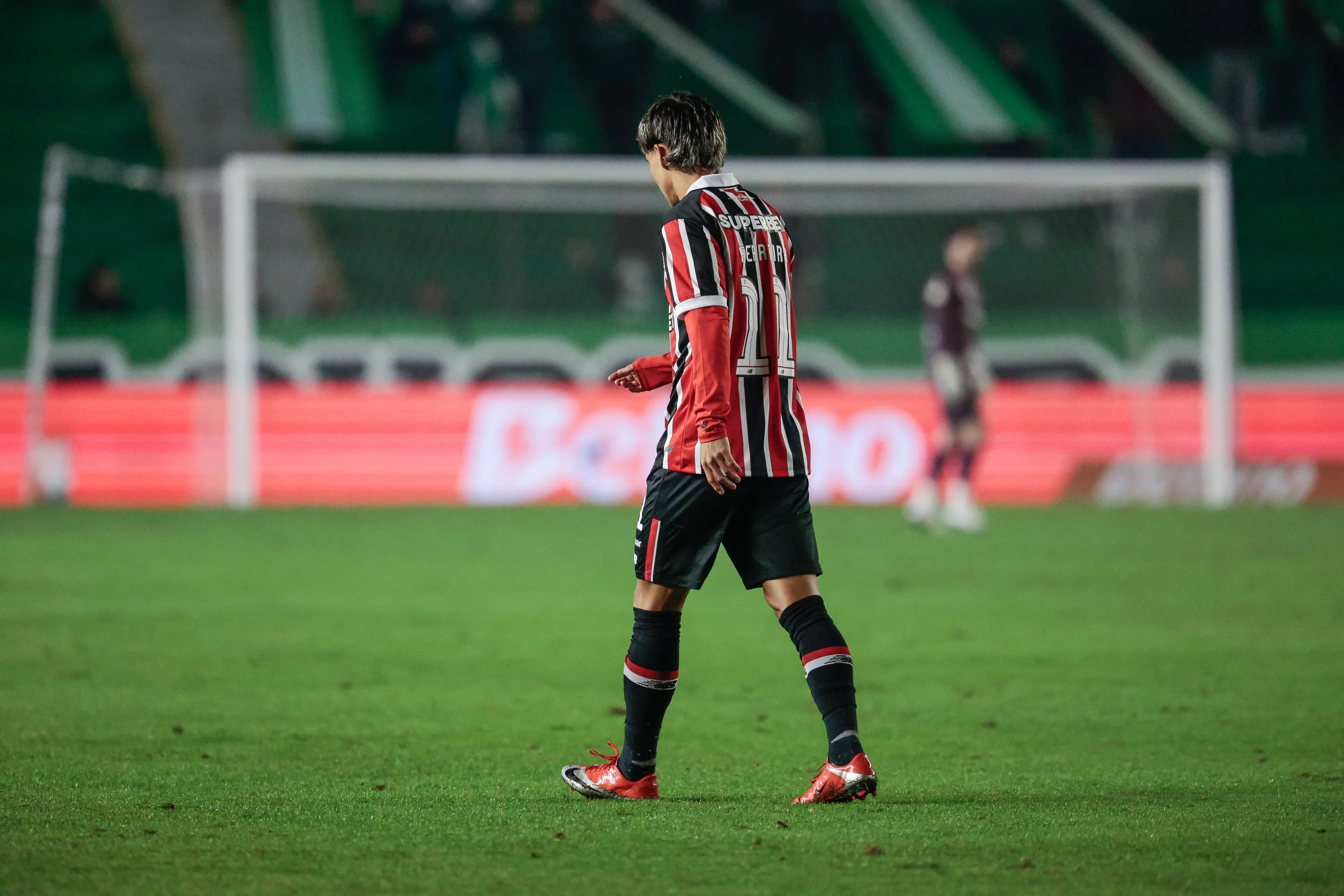 Ferreira jogador do São Paulo recebe cartao vermelho do arbitro durante partida contra o Juventude no estadio Alfredo Jaconi pelo campeonato Copa Do Brasil 2026. Foto: Luiz Erbes/AGIF