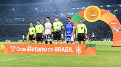 Jogadores do Barra e Corinthians posam para fotos ao lado do árbitro. Foto: Thiago Vasconcelos Dos Santos/AGIF