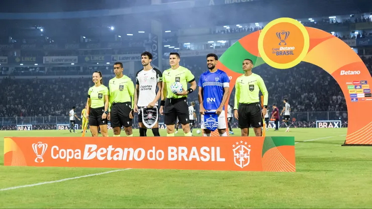 Jogadores do Barra e Corinthians posam para fotos ao lado do árbitro. Foto: Thiago Vasconcelos Dos Santos/AGIF