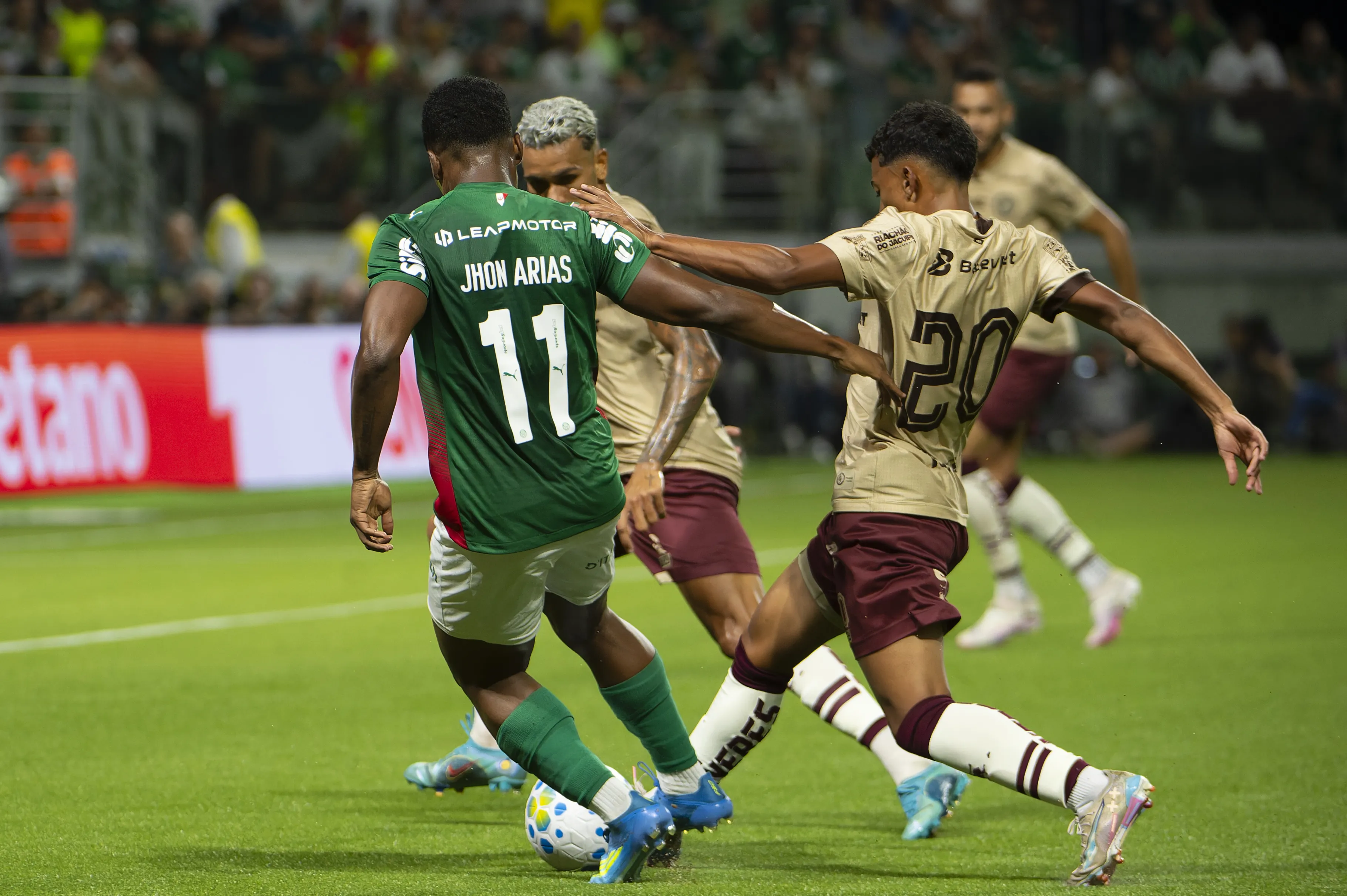 SP – SAO PAULO – 23/04/2026 – COPA DO BRASIL 2026, PALMEIRAS X JACUIPENSE – Jhon Arias jogador do Palmeiras disputa lance com Thiaguinho jogador do Jacuipense durante partida no estadio Arena Allianz Parque pelo campeonato Copa Do Brasil 2026. Foto: Anderson Romao/AGIF