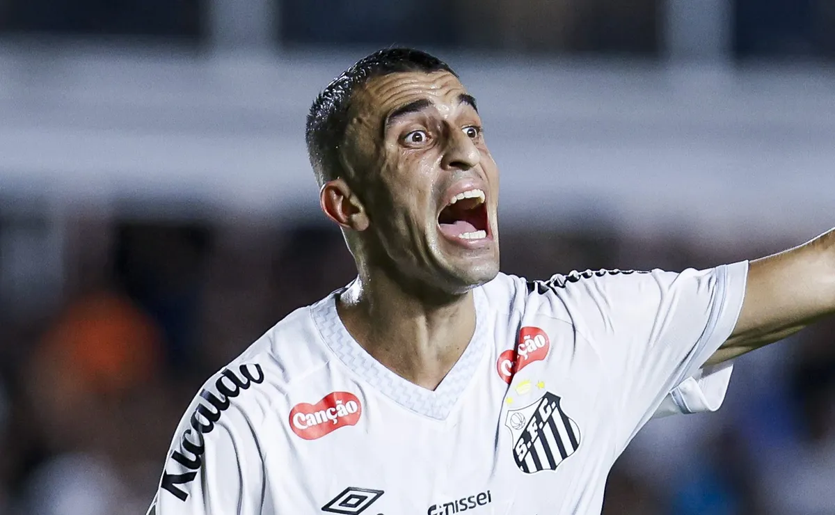 João Schmidt sente lesão, deixa jogo cedo e preocupa o Santos após vitória sobre o Coritiba
