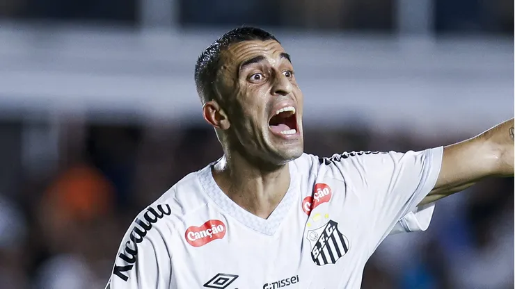 João Schmidt em partida pelo Santos (Foto: Ricardo Moreira/Getty Images)