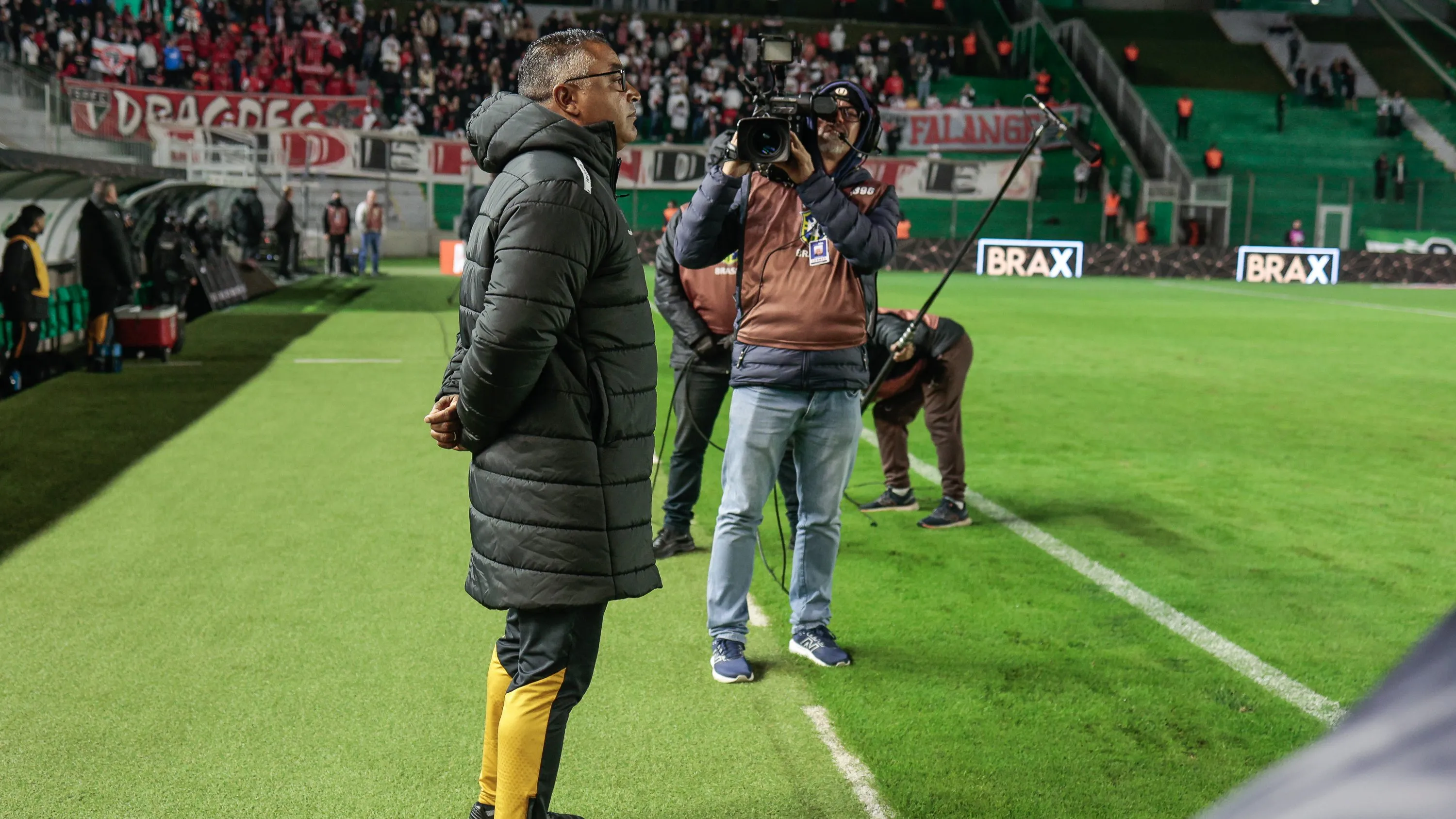 Roger Machado  durante partida contra o Juventude no estadio Alfredo Jaconi pelo campeonato Copa Do Brasil 2026. Foto: Luiz Erbes/AGIF