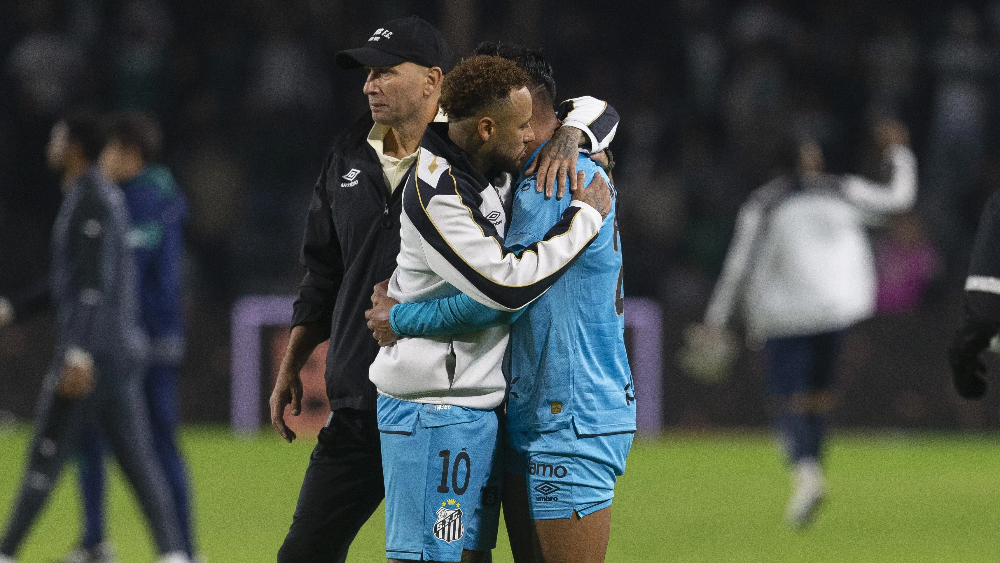 Neymar consola Gabriel Menino no final da partida contra o Coritiba . Foto: Hedeson Alves/AGIF