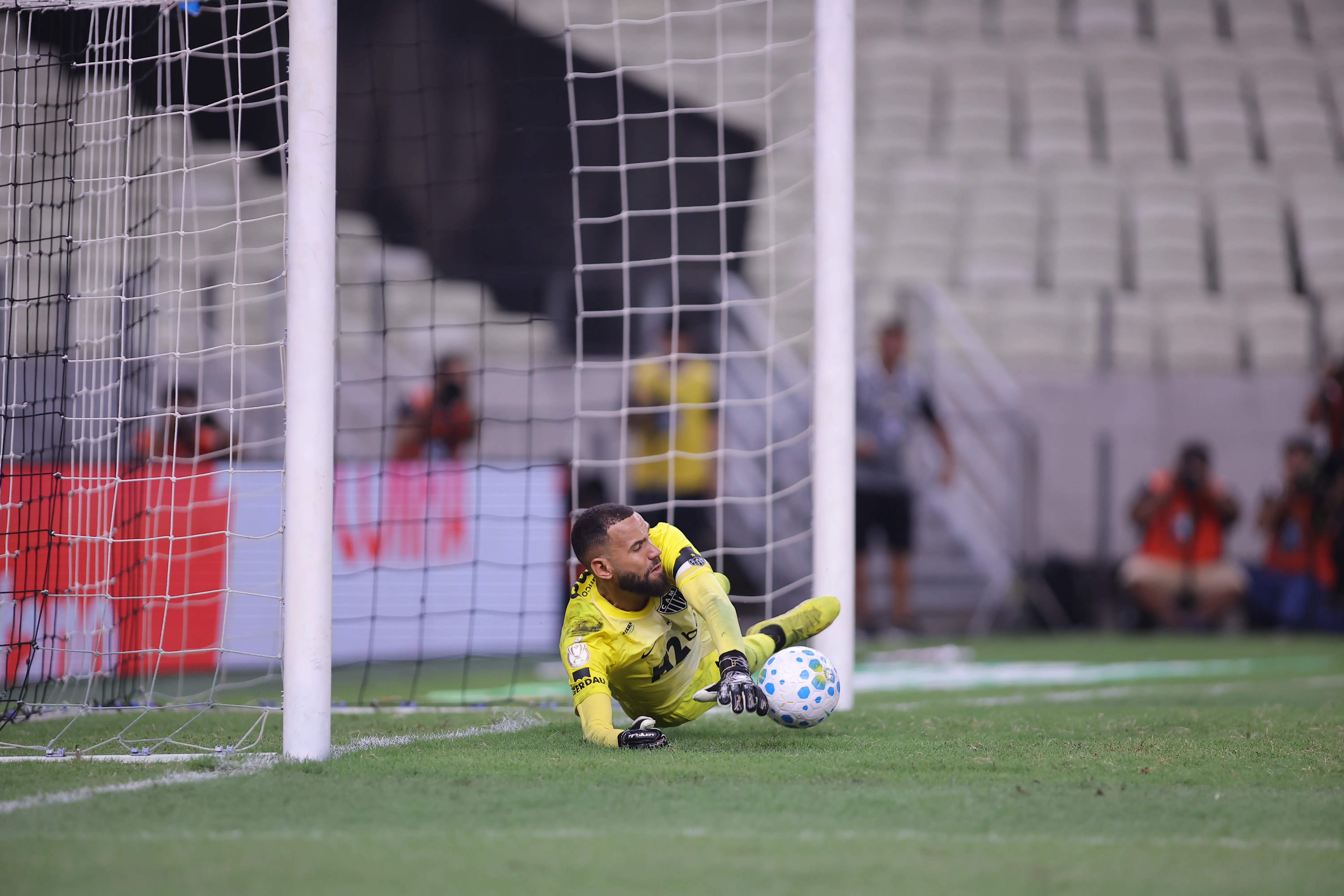 Everson durante a disputa de pênaltis contra o Ceará. Foto: Baggio Rodrigues/AGIF