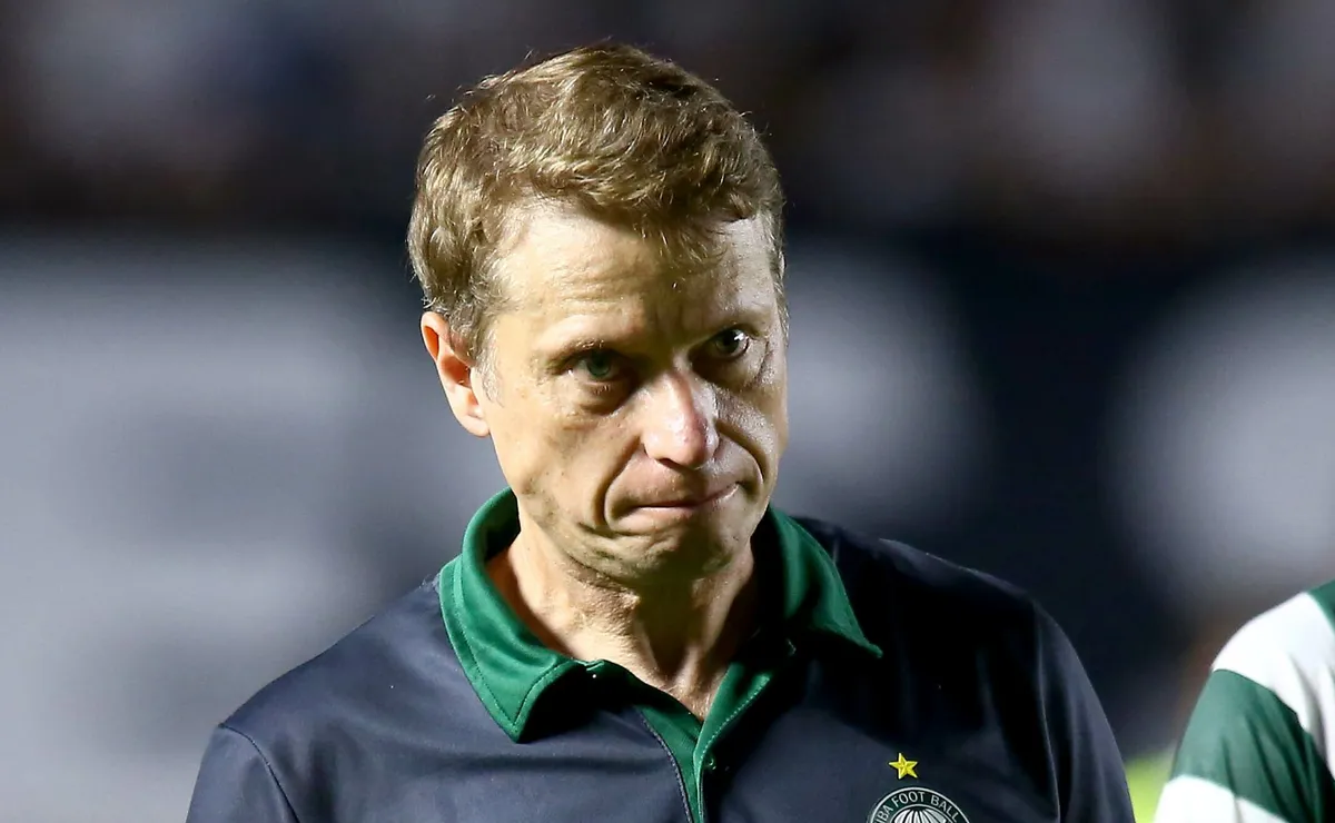 Fernando Seabra analisa classificação do Santos e critica cobranças da torcida do Coritiba: “Não vou tolerar”