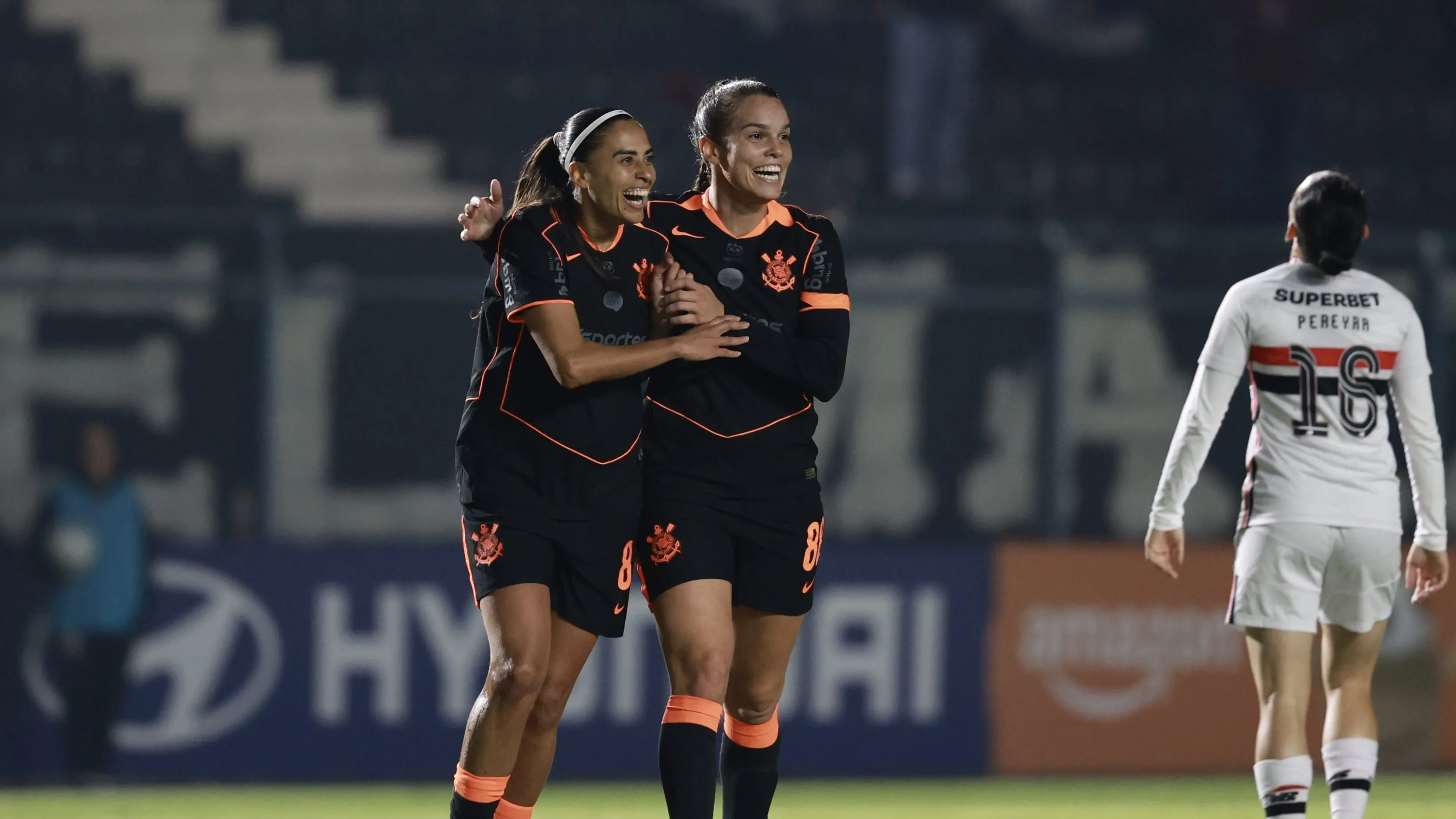 Andressa Alves e Ana Vitória em campo pelo Corinthians