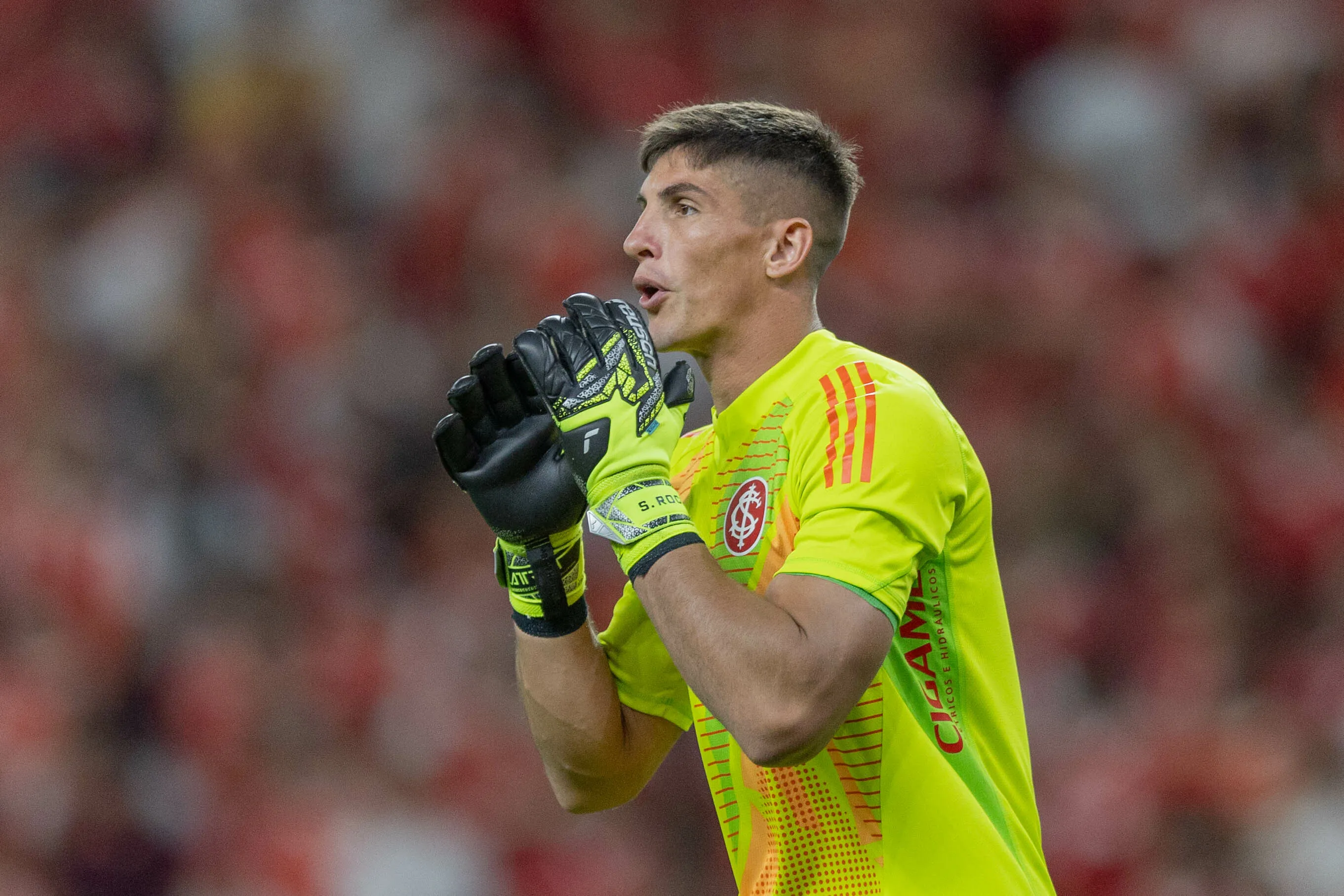 RS – PORTO ALEGRE – 11/04/2026 – BRASILEIRO A 2026, INTERNACIONAL X GREMIO – Rochet jogador do Internacional durante partida contra o Gremio no estadio Beira-Rio pelo campeonato Brasileiro A 2026. Foto: Liamara Polli/AGIF