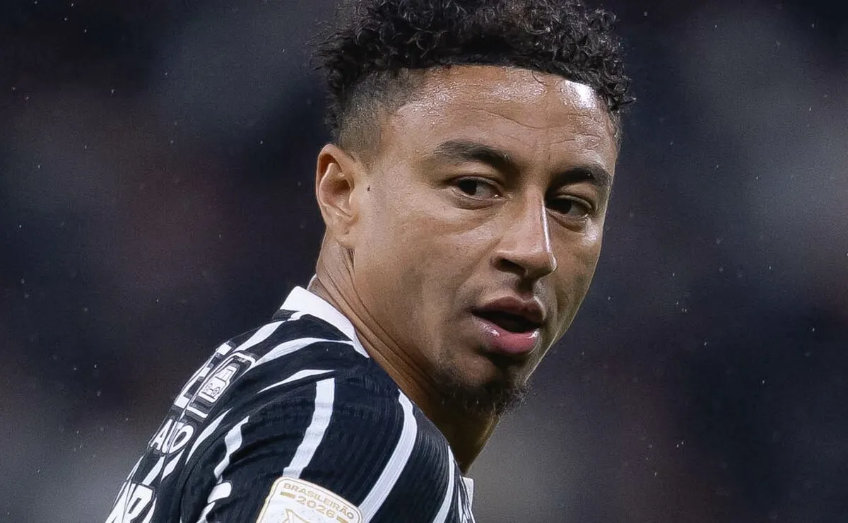 Lingard é questionado sobre renovação de Memphis Depay e despista