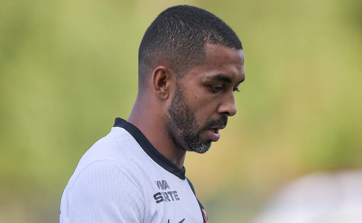 Paulo Henrique tranquiliza torcida após deixar partida do Vasco de maca: “Só uma pancada”