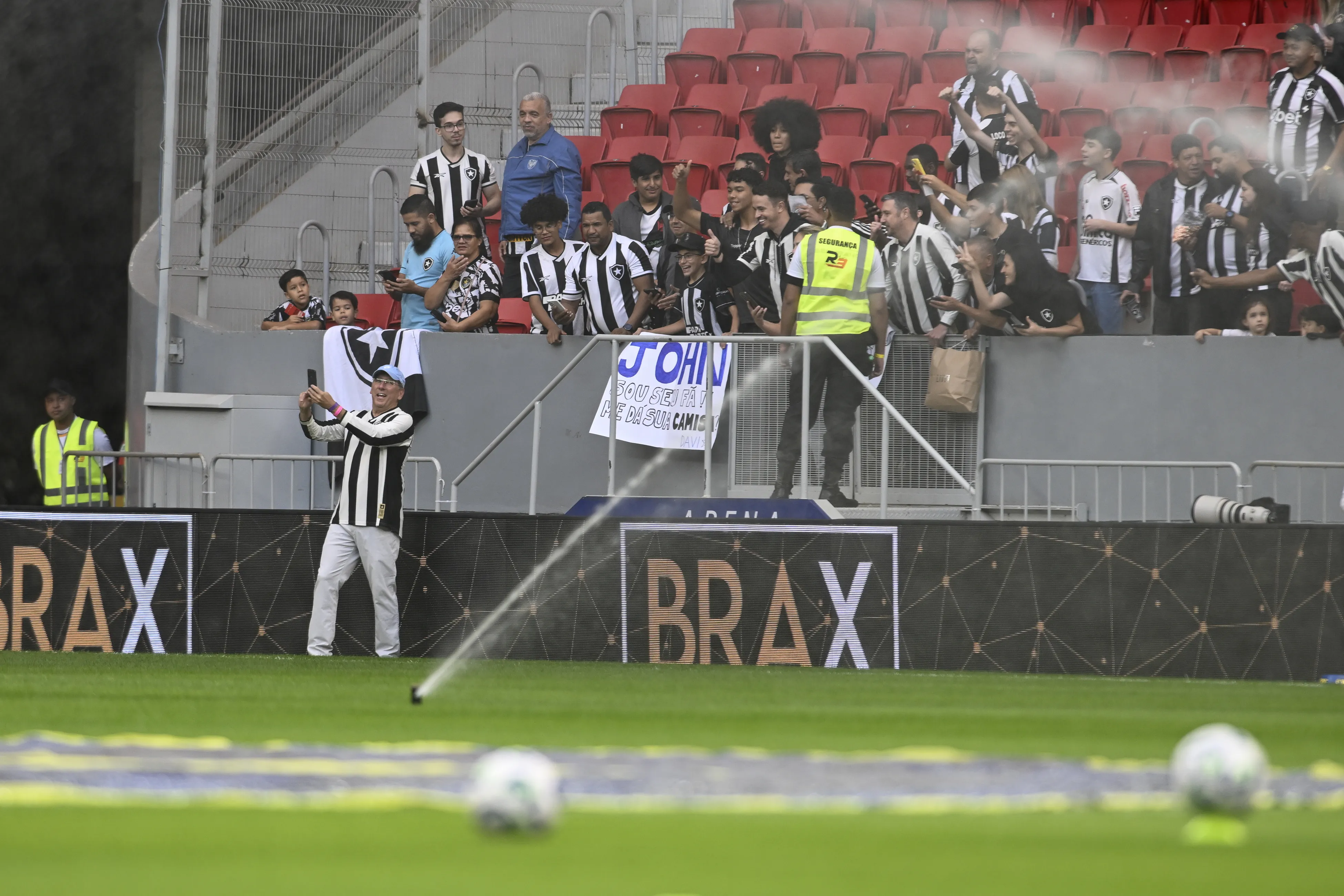 DF – BRASILIA – 12/07/2025 – BRASILEIRO A 2025, VASCO X BOTAFOGO – John Textor proprietario da SAF do Botafogo antes partida contra o Vasco no estadio Mane Garrincha pelo campeonato Brasileiro A 2025. Foto: Mateus Bonomi/AGIF