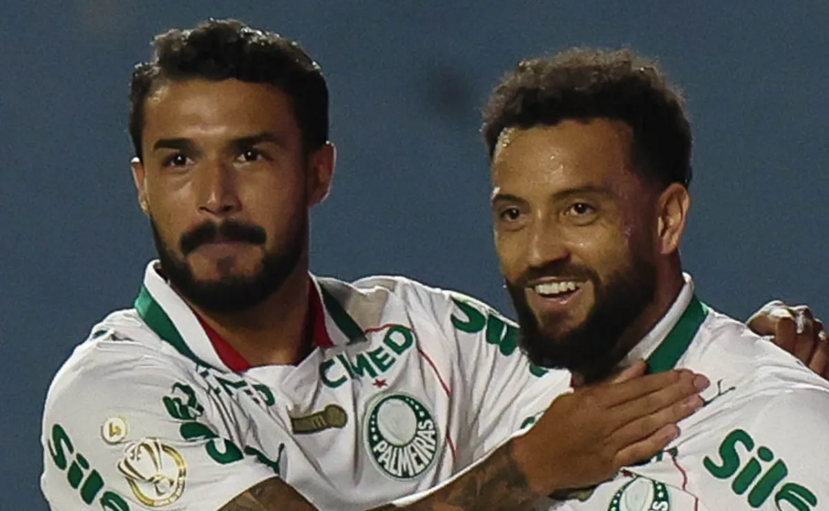Sem jeito, Jefté se assusta com criança ‘implorando’ por camisa após goleada do Palmeiras; reação viraliza